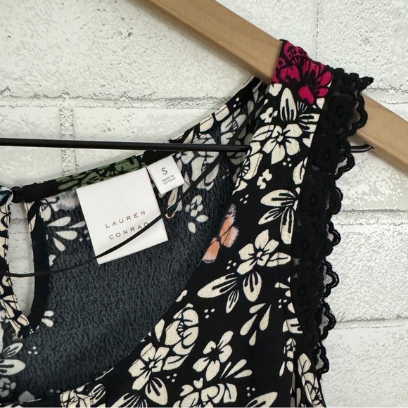 LC LAUREN CONRAD Black Hi-Low Flowered Babydoll Sleeveless Top - Picture 5 of 10
